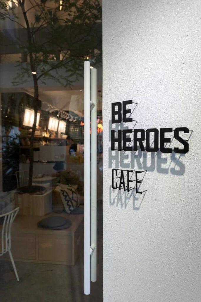 台北松山 Be Heroes cafe純白簡約咖啡廳 二樓玻璃雙面採光大露臺 城市中的小綠洲 就想賴在路台上一整個下午 3