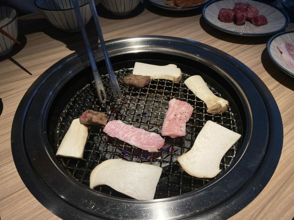 台北大安-燒肉「路易奇電力公司」自己烤肉只要半價，平價就能吃到頂級燒肉! A5和牛任你吃? 27