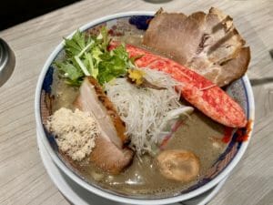 【烹星】勝王拉麵中央廚房!必點巨大蟹肉棒、鮑魚，台北必吃乾物系清湯拉麵 6